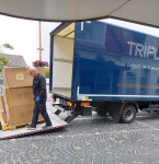 1. 1 juni zijn de bestelde tafels en stoelen afgeleverd.